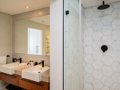 Contemporary Bathroom Design at 413 Harbour Bridge