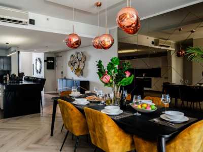 Contemporary Dining & Kitchen Flow at 413 Harbour Bridge