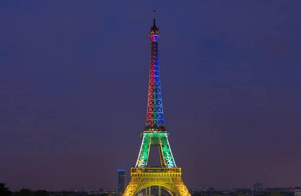 The Eiffel Tower lights up in the colours of the South African flag (via @GoogleEarthPics)