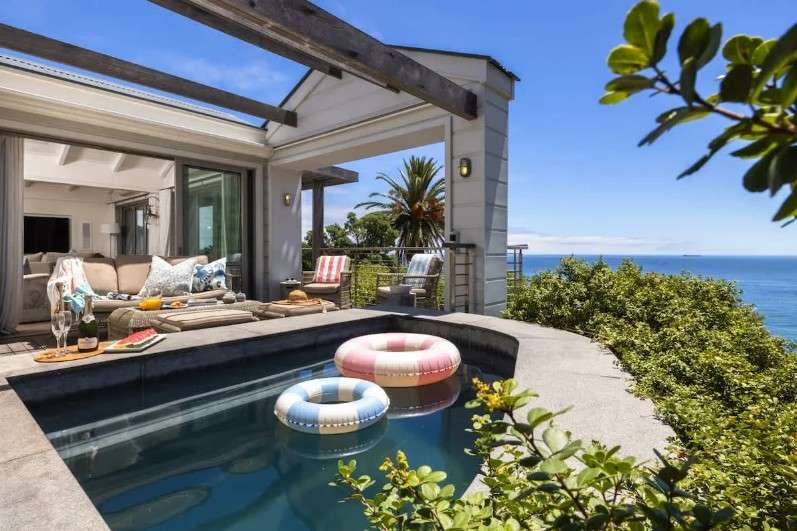 Private splash pool and outdoor lounge at Bungalow Ulusaba in Clifton overlooking the Atlantic Ocean.