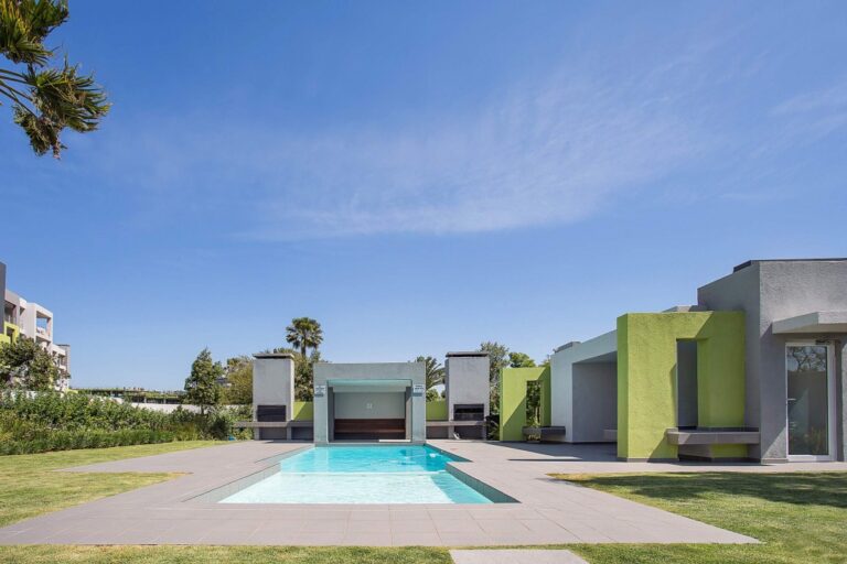 215 Silvertree 21