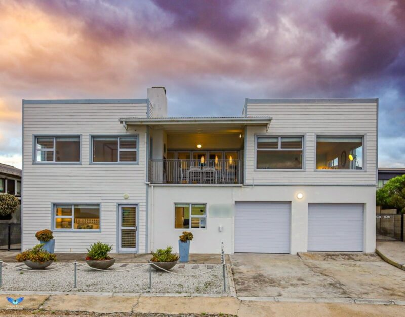 Seegeluk – Modern coastal retreat with panoramic ocean views, whale-watching balcony, and walking-distance beach access.