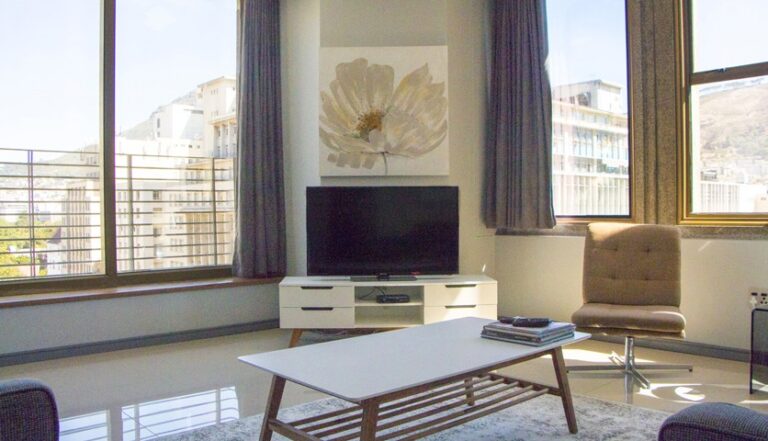 DOMINECA LOUNGE