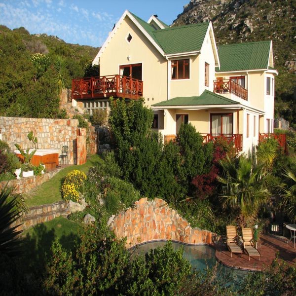 Dunvegan-Lodge-garden-and-jacuzzi