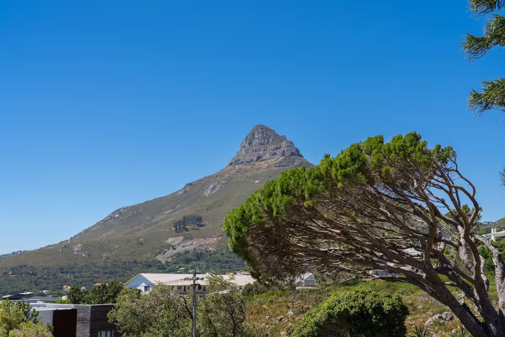 Zola Montemare – Elevated views of iconic Lion's Head create a spectacular backdrop, showcasing the villa's privileged position above Camps Bay and its close connection to Cape Town's natural beauty.