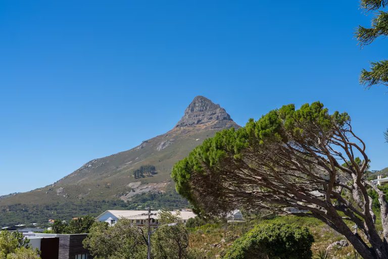 Zola Montemare – Elevated views of iconic Lion's Head create a spectacular backdrop, showcasing the villa's privileged position above Camps Bay and its close connection to Cape Town's natural beauty.