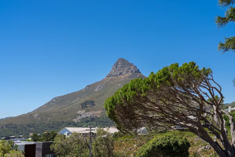 Zola Montemare – Elevated views of iconic Lion's Head create a spectacular backdrop, showcasing the villa's privileged position above Camps Bay and its close connection to Cape Town's natural beauty.