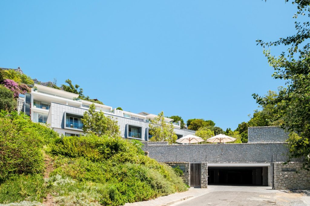 Sandstone Apartment – Contemporary hillside residence nestled beneath Table Mountain, offering exclusive access to resort-style facilities in the peaceful suburb of Higgovale.