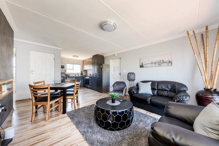 Bannockburn 604 – Bright open-plan living and dining area with contemporary furnishings, a fully equipped kitchen, and a warm, welcoming atmosphere overlooking the marina lifestyle.