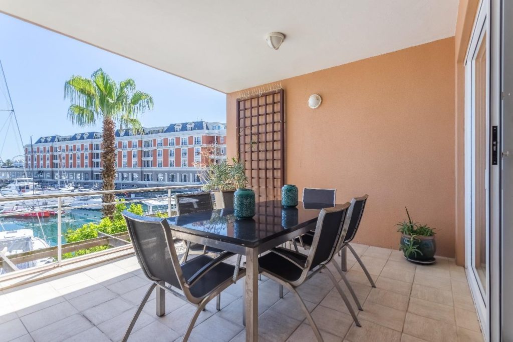Param 103 – Covered terrace with outdoor dining and beautiful yacht marina views