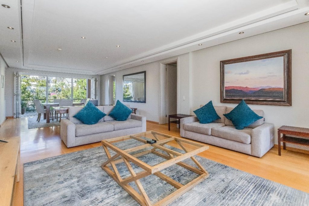 Param 103 – Bright and spacious lounge with seamless indoor-outdoor living