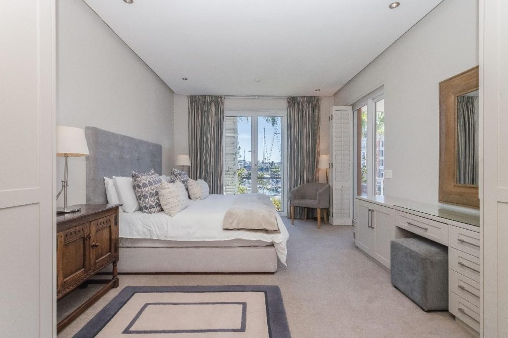 Param 103 – Spacious main bedroom with elegant décor and marina outlook