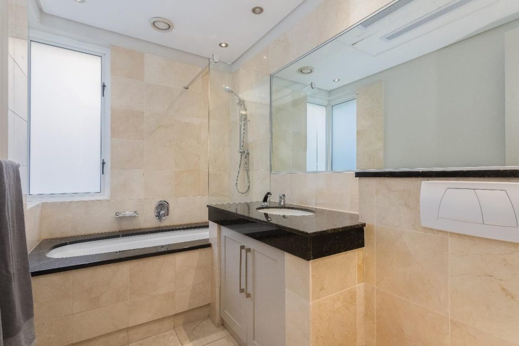 Param 103 – Stylish en-suite bathroom with bath and overhead shower