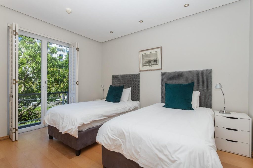 Param 103 – Bright twin bedroom with a peaceful leafy outlook