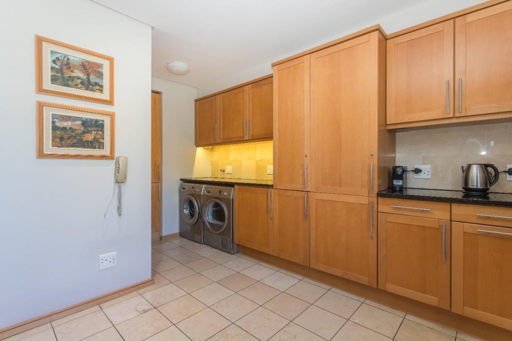 Param 103 – Well-equipped kitchen with generous storage and laundry facilities