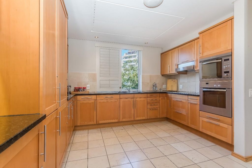 Param 103 – Fully equipped kitchen with ample preparation space and built-in appliances