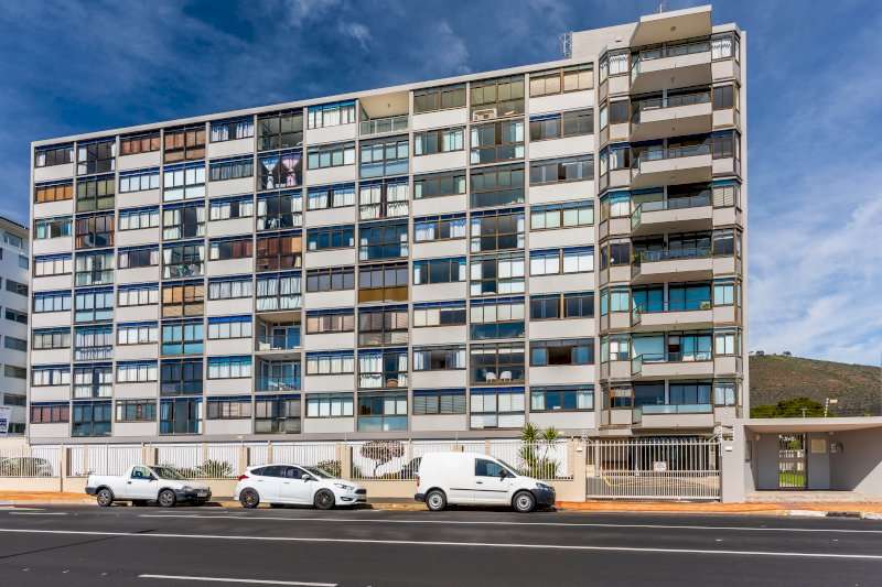 Mouille Point Seaside Stay – Building Exterior – Ideally positioned apartment building along Mouille Point’s sought-after Atlantic Seaboard.