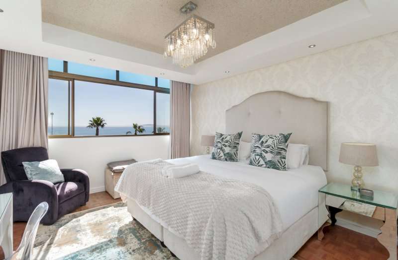 Mouille Point Seaside Stay – Main Bedroom – Elegant main bedroom with a king-size bed, beautiful décor and wonderful ocean views.