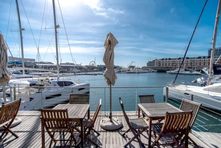 Carradale 3-Bed – Marina – Relaxed waterside setting with outdoor tables overlooking the yachts and picturesque V&A Waterfront marina.