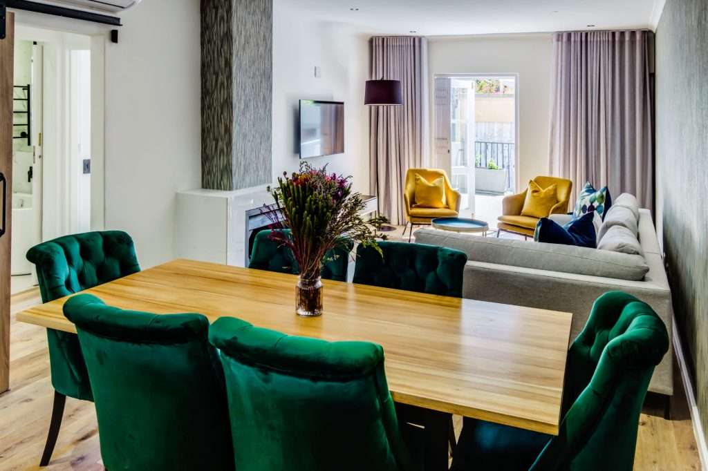 De Waterkant DW-001 – Open-Plan Living & Dining – Stylish open-plan interior combining a spacious dining area with a comfortable lounge, contemporary furnishings and plenty of natural light.