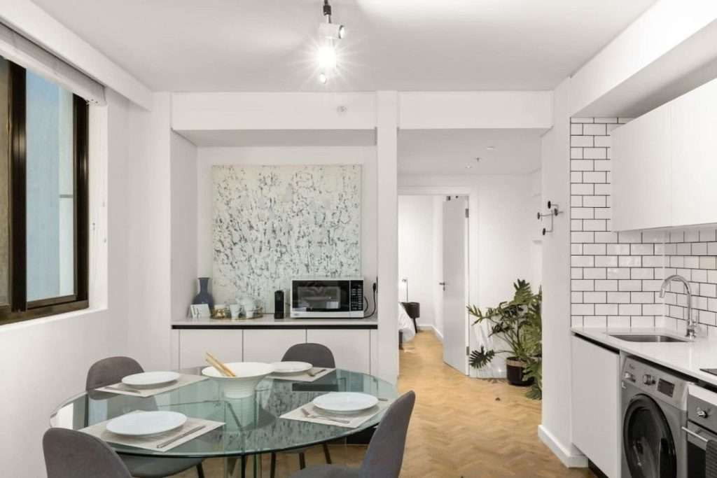 The Tuynhuys – Dining Area – Light-filled dining space with seating for four, conveniently positioned beside the fully equipped kitchen.