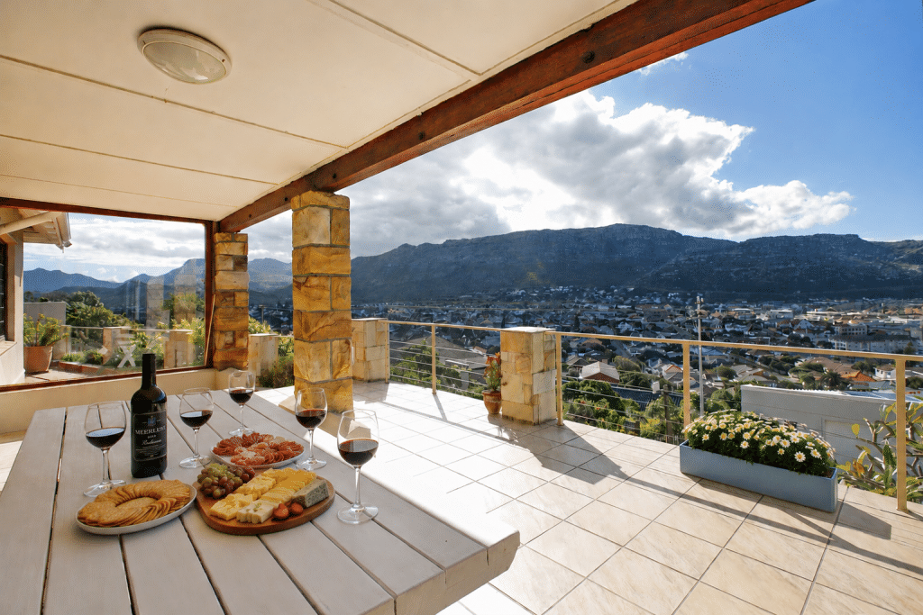 The Perch – Covered Terrace – Generous outdoor entertaining area with sweeping mountain views, perfect for relaxed lunches, sundowners and alfresco dining.