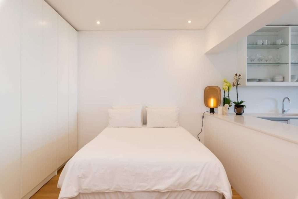 Mimosa Views – Comfortable double bed dressed in crisp white linen, complemented by generous built-in wardrobes, soft lighting and minimalist interiors.