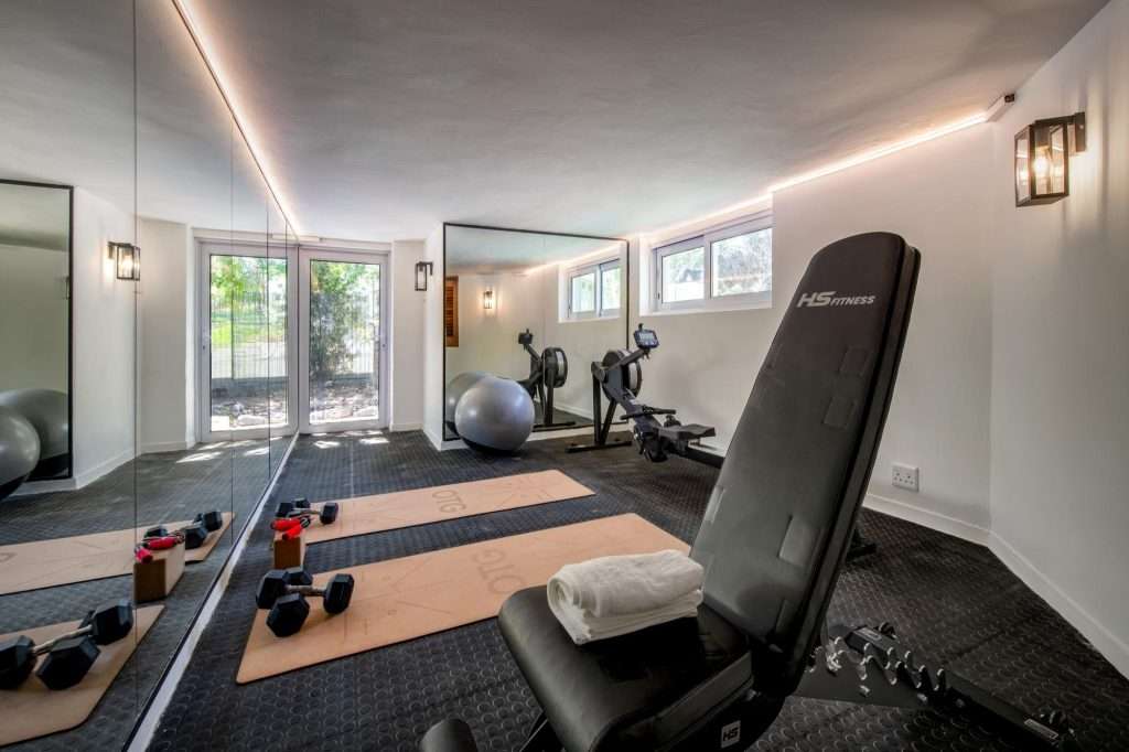 Kinvara Villa – Private Gym – Dedicated home gym equipped for strength, cardio and floor workouts, with mirrored walls and natural light.