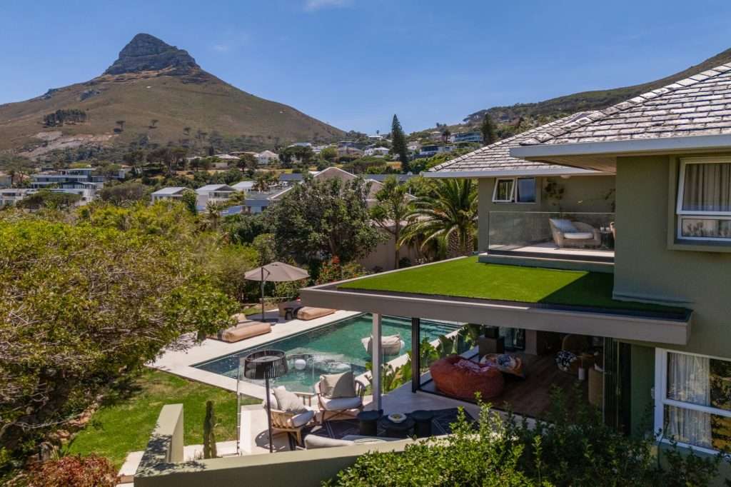 Kinvara Villa – Pool & Lion’s Head Views – Beautiful garden and swimming pool framed by one of Cape Town’s most iconic views of Lion’s Head.