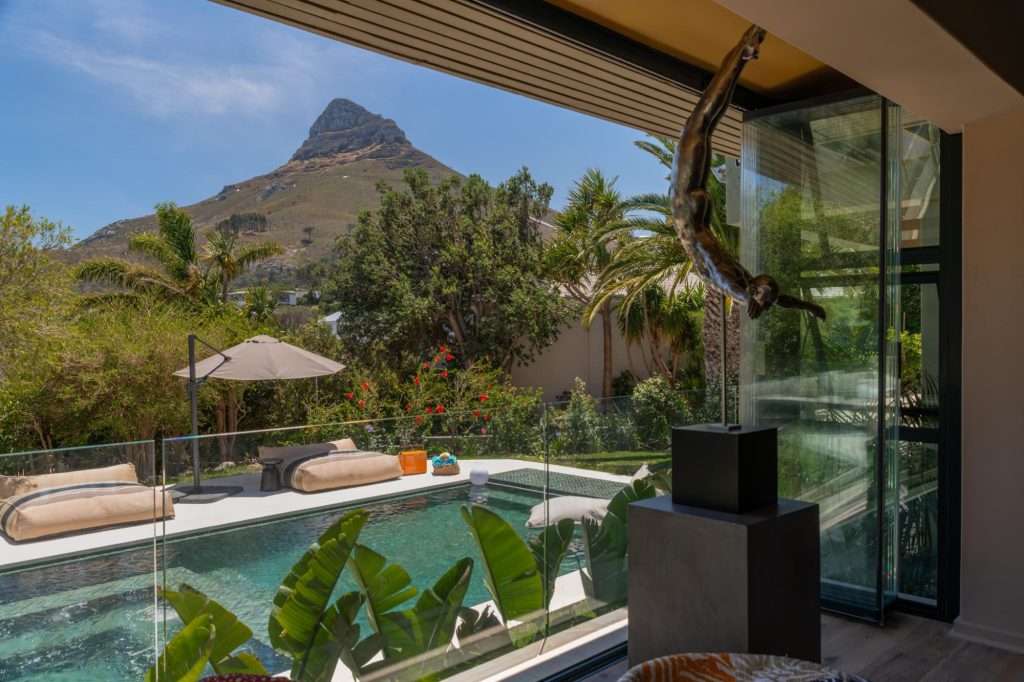 Kinvara Villa – Lion’s Head Pool View – Spectacular outlook across the private pool and lush garden towards Lion’s Head, showcasing the villa’s exceptional Cape Town setting.